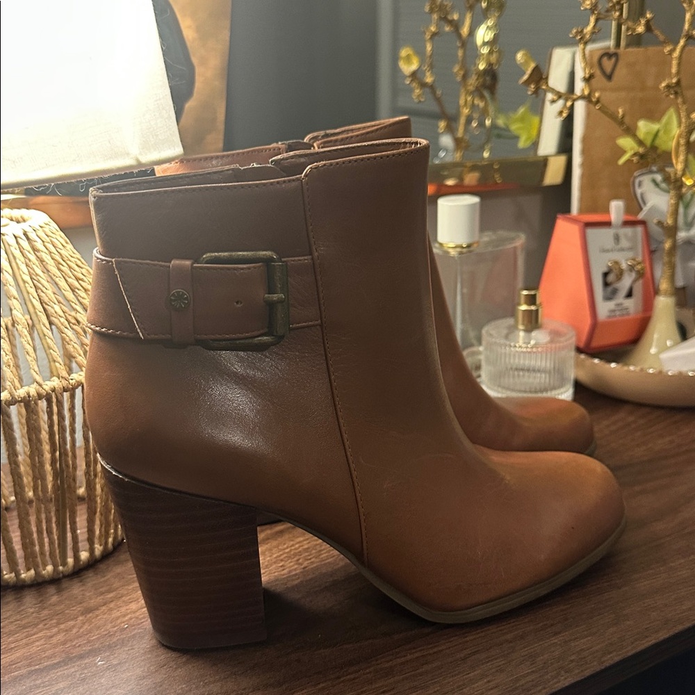 Isaac Mizrahi Cognac Leather Ankle Booties Buckle Stacked Heel Side Zip Sz 6 - Picture 3 of 5